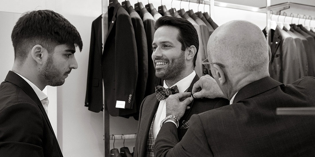 personalizzazione dell'abito indossato da uno sposo